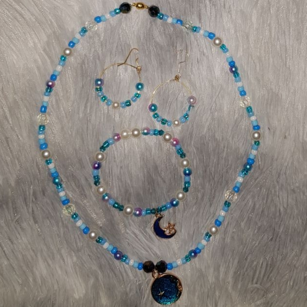 Handmade set of necklace, bracelet and earrings original beaded design